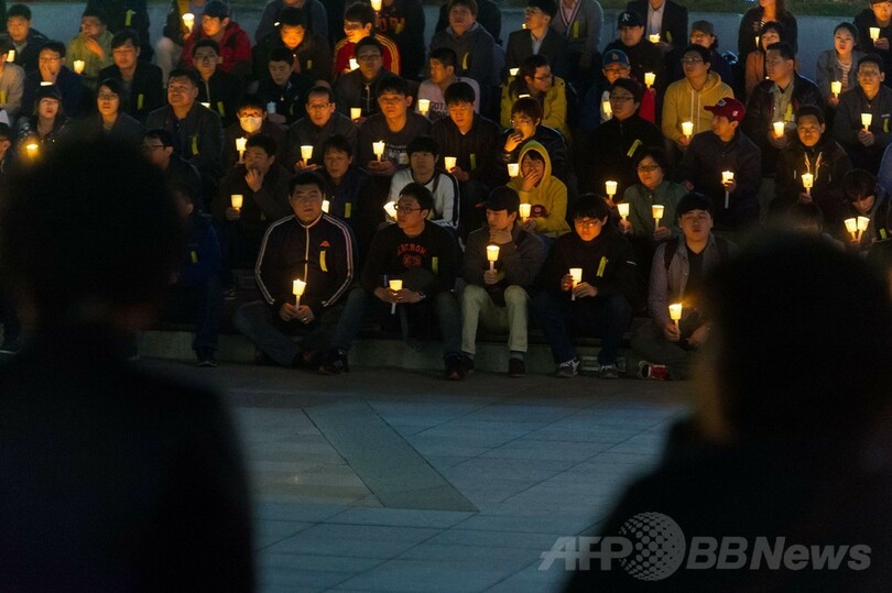 韓国旅客船沈没、高校生らの無事を祈る集会 安山市