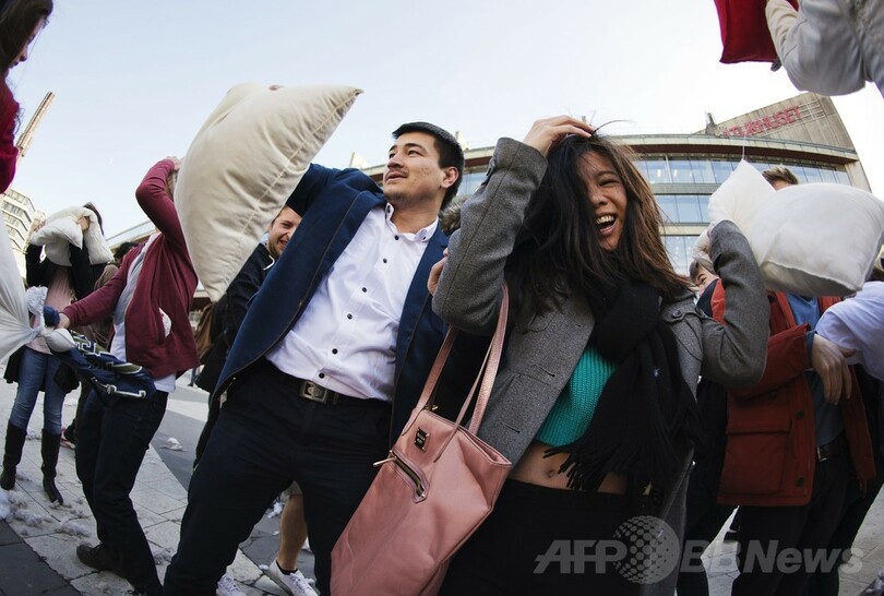 ストックホルムでも白昼の「枕叩き合戦」