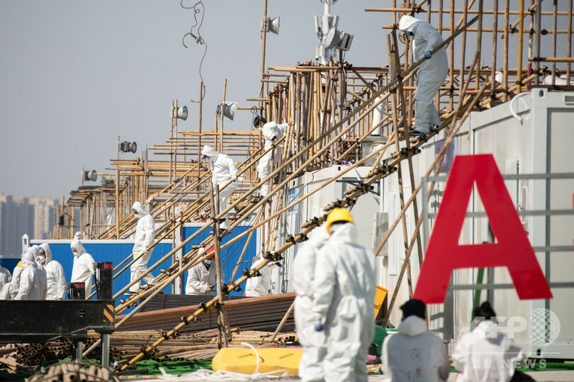 新型コロナウイルス、中国本土の死者2000人超に