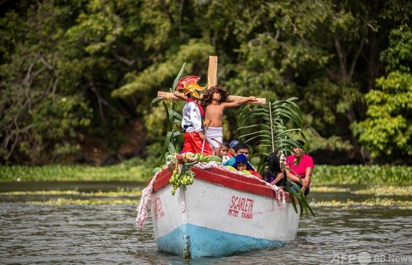 【今日の1枚】「十字架の道」再現、片手にジュースはご愛嬌