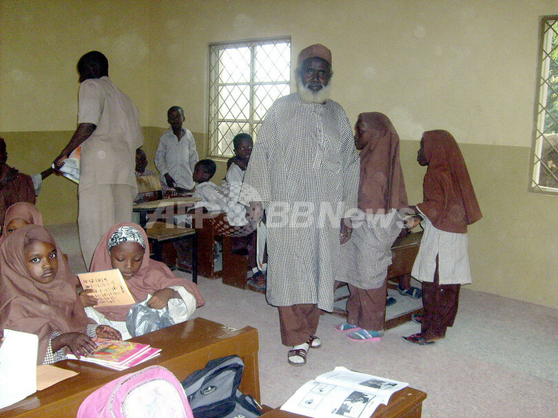 「夢は博士」の88歳、7歳児と一緒に勉強中 ナイジェリア