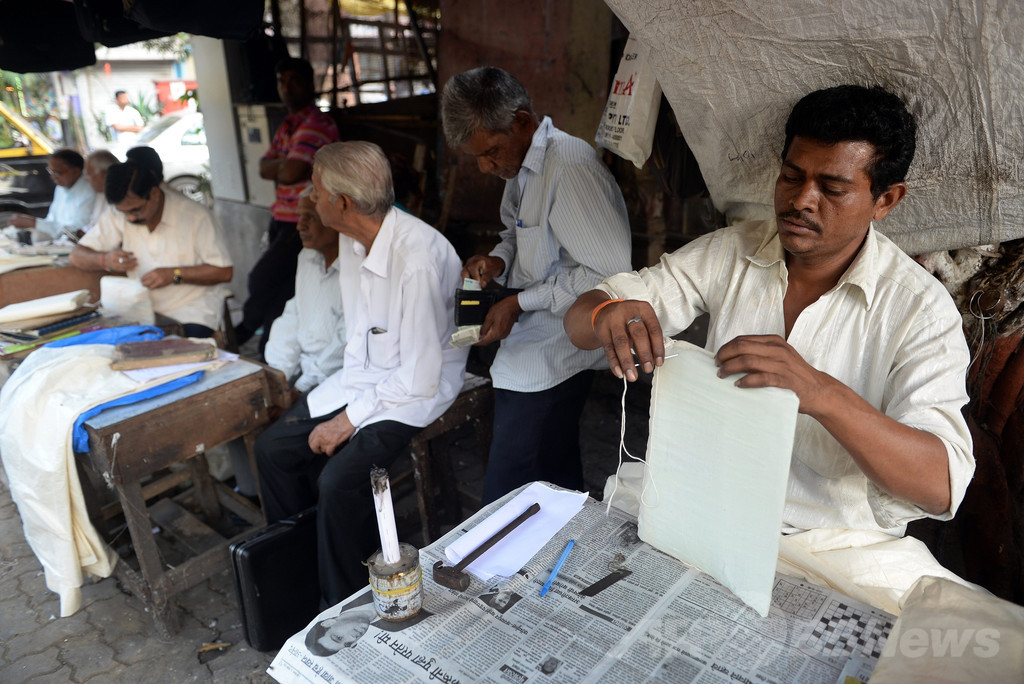 すたれゆく手紙代筆業 インド ムンバイ 写真3枚 国際ニュース Afpbb News