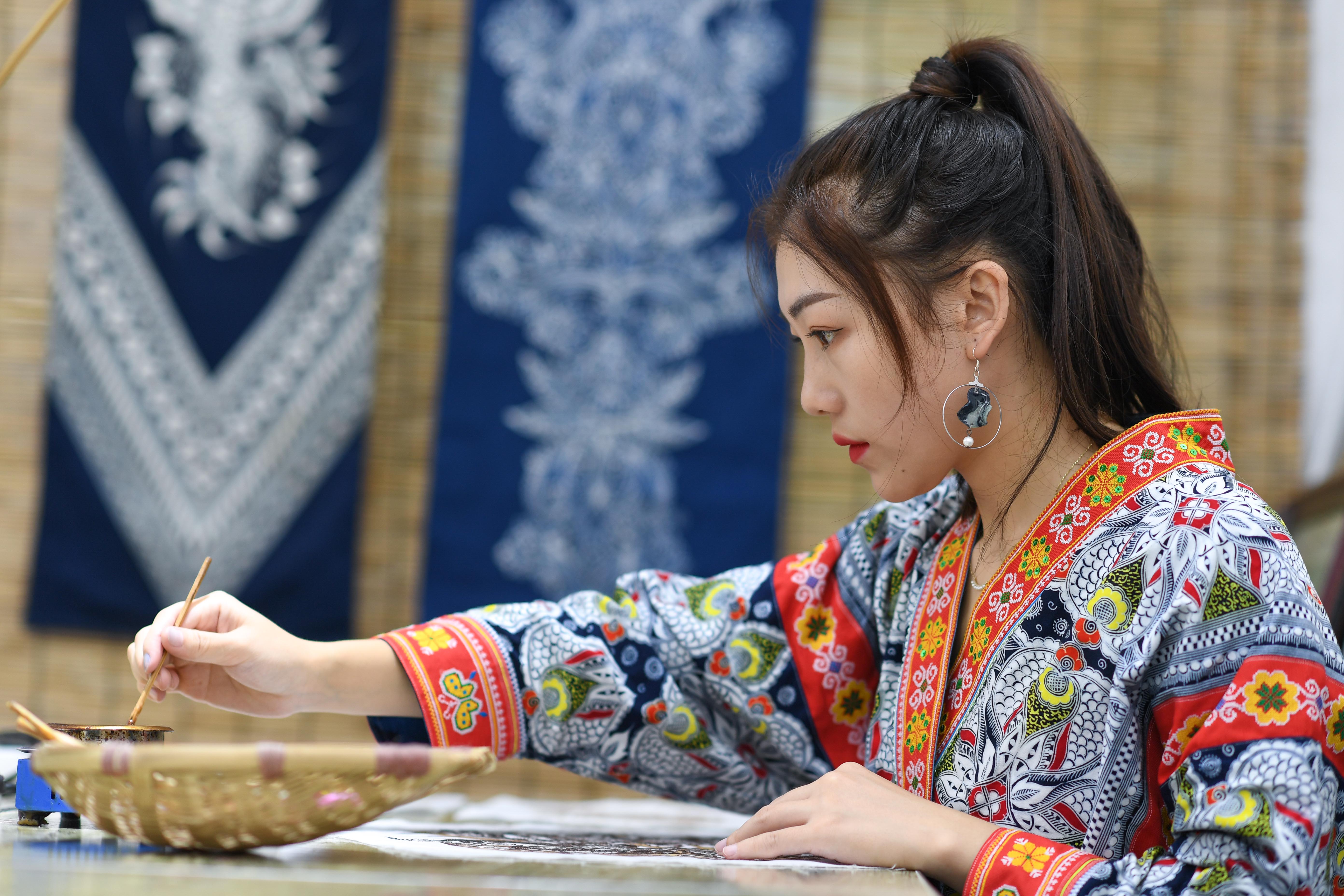 無形文化遺産「ろうけつ染め」を受け継ぐミャオ族の女性 中国
