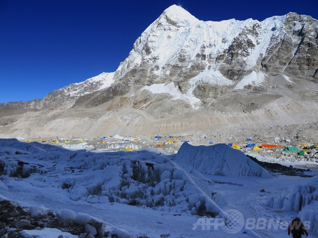 米中登山家2人、エベレスト遠征再開 雪崩事故後初 米中登山家2人、エベレスト遠征再開 雪崩事故後初