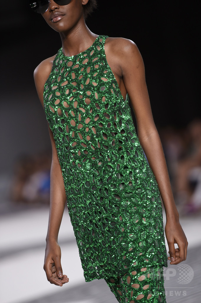 夢を運ぶロマンティックなドレス、「ジャンヴァティスタ・ヴァリ」15/16年秋冬オートクチュール