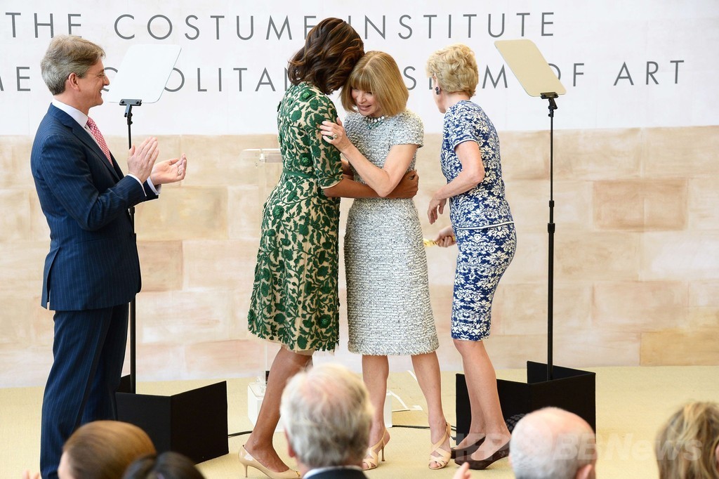 オバマ夫人がテープカット、アナ・ウィンター・コスチューム・センター開館式