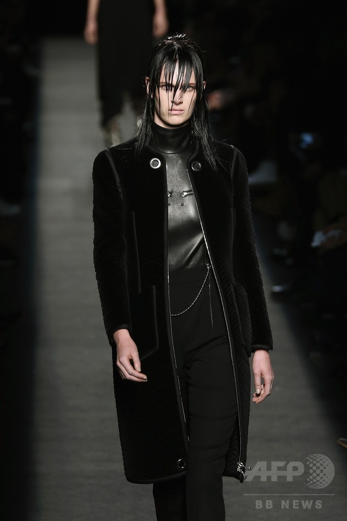 レザーやベルベットで表現するヘビメタ、「アレキサンダー ワン」15/16年秋冬