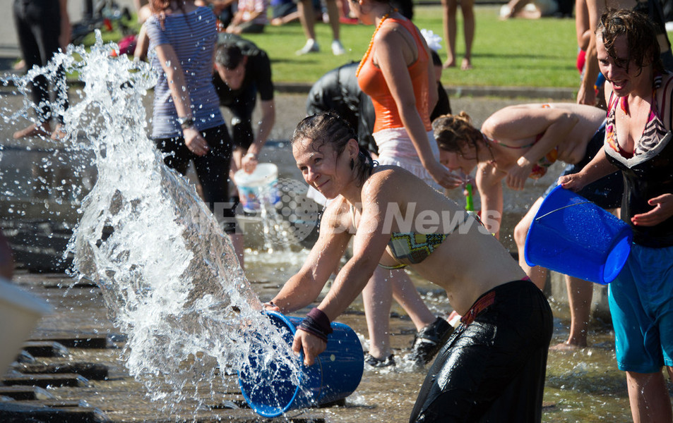 「フラッシュモブ」で水合戦！独ベルリン