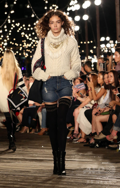 「トミー ヒルフィガー」17年春夏