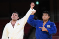 東京五輪、柔道男子100キロ級決勝。優勝したウルフ・アロン（左）をたたえる韓国の趙グハム（2021年7月29日撮影）。(c)Franck FIFE / AFP