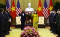 ベトナム大統領府でボー・ティ・アイン・スアン国家副主席（中央右）と会談するカマラ・ハリス米副大統領（中央左、2021年8月25日撮影）。(c)EVELYN HOCKSTEIN / POOL / AFP