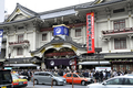 「さよなら公演」に訪れた人々で込み合う歌舞伎座前（2010年4月21日撮影）。(c)AFP/Yoshikazu TSUNO