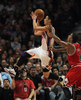 11-12NBAは12日、各地で試合が行われ、シカゴ・ブルズ（Chicago Bulls）は104-99でニューヨーク・ニックス（New York Knicks）に勝利した。

シカゴ・ブルズのデリック・ローズ（Derrick Rose、右）をかわしシュートを狙うニューヨーク・ニックスのジェレミー・リン（Jeremy Lin、2012年3月12日撮影）。(c)AFP/Getty Images/Jonathan Daniel