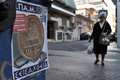 ギリシャで6日、国際的な金融支援の条件として議会に提出された緊縮財政法案に抗議して、48時間のゼネストが始まった。

タクシー運転手や地下鉄、列車、バスの運転手らもストライキに参加し、首都アテネ（Athens）の交通機関はまひした。

写真は、ギリシャの旧通貨ドラクマを叩きつぶすユーロを描いた張り紙のそばを歩く女性（2012年11月6日撮影）。(c)AFP/LOUISA GOULIAMAKI