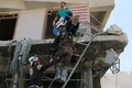 空爆後、避難する住民。(c)AFP/Ameer Alhalbi