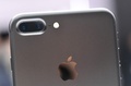米サンフランシスコで行われたアップルの発表会で展示された「iPhone 7 Plus」（2016年9月7日撮影）。(c)AFP/Josh Edelson