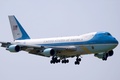中国・杭州市の国際空港に到着する米大統領専用機「エアフォースワン」（2016年9月3日撮影）。(c)AFP/NICOLAS ASFOURI