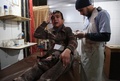 シリア首都ダマスカス近郊の東グータで行われた空爆で負傷し、カフルバトナの仮設病院で手当てを受ける男児（2018年2月19日撮影）。(c)AFP PHOTO / Ammar SULEIMAN