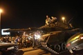 トルコ軍のクーデターに対する抗議運動が行われている同国の首都アンカラで、車に向かって進む戦車（2016年7月16日撮影）。(c)AFP/ADEM ALTAN
