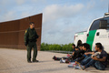 米テキサス州で、対メキシコ国境を通って入国した不法移民らを見張る国境警備隊員（2018年3月26日撮影、資料写真）。(c)AFP PHOTO / Loren ELLIOTT
