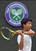 テニス、ウィンブルドン選手権、ジュニア男子シングルス決勝。リターンを打つ望月慎太郎（2019年7月14日撮影）。(c)Ben STANSALL / AFP