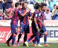 14-15スペイン1部リーグ第35節、FCバルセロナ対コルドバ。ルイス・スアレス（左）が決めた得点に歓喜するFCバルセロナの選手（2015年5月2日撮影）。(c)AFP/CRISTINA QUICLER