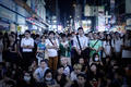 香港（Hong Kong）の旺角（Mongkok）地区で、学生側と香港政府側の対話の生中継を視聴する民主派デモの参加者ら（2014年10月21日撮影）。(c)AFP/Philippe Lopez