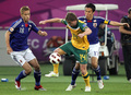 サッカー・アジアカップ（Asian Cup）決勝、日本対オーストラリア。本田圭佑（Keisuke Honda）と一緒にオーストラリアのブレット・ホルマン（Brett Holman）を囲む長谷部誠（Makoto Hasebe、2011年1月29日撮影）。(c)AFP/MARWAN NAAMANI