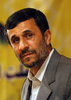 イランのマフムード・アフマディネジャド（Mahmoud Ahmadinejad）大統領が8日、6月12日に予定されている大統領選挙に再選を目指して出馬することを表明、内務省を訪れて立候補登録の手続きを行った。写真は立候補登録の手続き後に記者会見するアフマディネジャド大統領（2009年5月8日撮影）。(c)AFP/BEHROUZ MEHRI