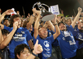 チームの勝利に歓喜するガンバ大阪のサポーター。（2008年11月12日撮影）(c)AFP/William WEST