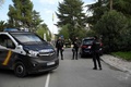 スペイン・マドリードのウクライナ大使館付近で警備に当たる警察（2022年11月30日撮影）。(c)OSCAR DEL POZO / AFP