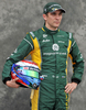 メルボルン（Melbourne）で開催された12F1開幕戦オーストラリアGP（Australian Grand Prix 2012）で写真撮影が行われ、各チームのドライバーが参加した。

ビタリー・ペトロフ（Vitaly Petrov）／ケータハム（Caterham F1 Team）

誕生日：1984/09/08
通算優勝回数：0
通算獲得ポイント：64
グランプリ出走回数：38
ポールポジション獲得回数：0
表彰台：1
F1初出走：2010年バーレーンGP
最高成績：3位
2011年総合成績：10位

ポーズをとるビタリー・ペトロフ（2012年3月15日撮影）。(c)AFP/Paul CROCK
