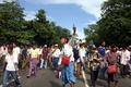 2007年9月28日、ヤンゴン（Yangon）市内繁華街で反軍事政権スローガンを叫びながら行進するデモ隊。(c)AFP