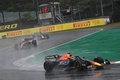 22F1第18戦日本GP決勝。レース中断を示す赤旗を振るスタッフ（上、2022年10月9日撮影）。(c)Philip FONG / AFP