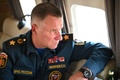 ロシア・チェリャビンスク地方の山火事被害をヘリコプターから視察するエブゲニー・ジニチェフ非常事態相（2021年8月6日撮影、資料写真）。(c)Alexey NIKOLSKY / SPUTNIK / AFP