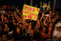 レバノンの首都ベイルート（Beirut）で行われた人気歌手ミーカ（Mika）のコンサートに来場したファンたち（2008年7月27日撮影）。(c)AFP/ANWAR AMRO