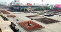北朝鮮・平壌（Pyongyang）の金日成広場で朝鮮労働党創建65周年を記念して開かれた軍事パレードで行進する北朝鮮人民軍、治安部隊、労農赤衛隊、赤い青年近衛隊の兵士ら（2010年10月10日朝鮮中央通信配信）。(c)AFP/KCNA VIA KNS
