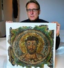 回収したビザンツ時代のモザイク画を手に取材に応じる美術調査員、アルテュール・ブラント氏（2018年11月17日撮影）。(c)Jan HENNOP / AFP