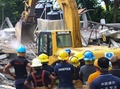 地震に見舞われたハイチ南西部レカイで、生存者を捜索する人々（2021年8月15日撮影）。(c)Stanley LOUIS / AFP