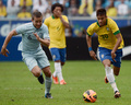 サッカー国際親善試合は9日、各地で行われ、ブラジルは3-0でフランスに勝利した。

ボールを競るフランスのヨハン・カバイェ（Yohan Cabaye、左）とブラジルのネイマール（Neymar da Silva Santos Junior、2013年6月9日撮影）。(c)AFP/FRANCK FIFE