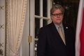 安倍晋三首相とドナルド・トランプ大統領が共同記者会見を終えた米フロリダ州パームビーチのリゾート施設「マーアーラゴ・クラブ」でドアのそばに立つスティーブ・バノン首席戦略官・上級顧問（2017年2月11日撮影）。(c)AFP/Nicholas Kamm