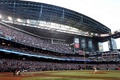 23MLB、ワールドシリーズ（7回戦制）、アリゾナ・ダイヤモンドバックス対テキサス・レンジャーズ。打席に立つテキサス・レンジャーズのマーカス・セミエン（左から3人目）に投球するアリゾナ・ダイヤモンドバックスの先発投手ブランドン・ファート（右、2023年10月30日撮影）。(c)Christian Petersen/Getty Images/AFP