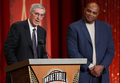 2009年のバスケットボール殿堂（%%Basketball Hall of Fame%%）入り式典が11日、マサチューセッツ（Massachusetts）州スプリングフィールド（springfield）のシンフォニーホール（Symphony Hall）で行なわれ、マイケル・ジョーダン（%%Michael Jordan%%）氏らが殿堂入りした。写真は殿堂入りを果たし、式典でプレゼンターを務めたチャールズ・バークレイ（%%Charles Barkley%%）氏が見守る中でスピーチを行なうユタ・ジャズ（%%Utah Jazz%%）のジェリー・スローン（%%Jerry Sloan%%）ヘッドコーチ。（2009年9月11日撮影）(c)AFP/Getty Images/Jim Rogash