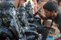 2007年9月9日、ガネーシャ（Ganesha）像の仕上げを行うムンバイ（Mumbai）の職人。(c)AFP/Sajjad HUSSAIN
