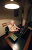 英ロンドン（London）のチャーチル博物館（Churchill Museum and Cabinet War Rooms）で撮影に応じる、英政府の速記者としてウィンストン・チャーチル（Winston Churchill）首相の内閣戦時執務室で働いていたというマイラ・コリヤー（Myra Collyer）さん（2009年8月27日撮影）。(c)AFP/SHAUN CURRY