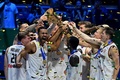 FIBAバスケットボール・ワールドカップ決勝、ドイツ対セルビア。トロフィーを中心に優勝を喜ぶドイツの選手（2023年9月10日撮影）。(c)JAM STA ROSA / AFP