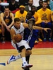 13-14NBAプレーオフ1回戦（7回戦制）、ロサンゼルス・クリッパーズ（Los Angeles Clippers）対ゴールデンステイト・ウォリアーズ（Golden State Warriors）第7戦。ゴールデンステイト・ウォリアーズのドレイモンド・グリーン（Draymond Green、右）にドライブを仕掛けるロサンゼルス・クリッパーズのブレイク・グリフィン（Blake Griffin、2014年5月3日撮影）。(c)AFP/Frederic J. BROWN