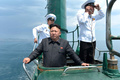 海軍の潜水艦を視察する金正恩朝鮮労働党委員長。朝鮮中央通信配信（2014年6月16日配信、撮影日不明）。(c)AFP PHOTO / KCNA VIA KNS