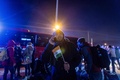 ポーランド東部プシェミシルで、インド国旗を手に友人を待つ男性（2022年2月26日撮影）。(c)Wojtek RADWANSKI / AFP