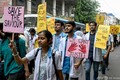 研修医が勤務先で強姦・殺害される、医師らが抗議のスト インド インド・コルカタ(旧カルカッタ)で、研修医が強姦された上で殺害された事件に抗議する活動家や医療従事者(2024年8月12日撮影)。(c)Dibyangshu SARKAR / AFP